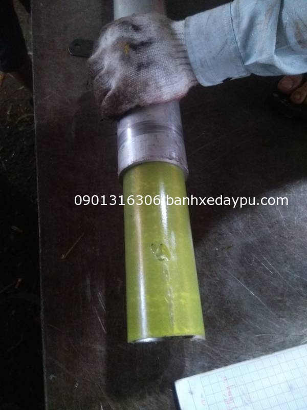 Gia công trục PU 60 x80 dài 1200mm cho máy lăn đóng gói Gia công trục PU 60 x80 dài 1200mm cho máy lăn đóng gói