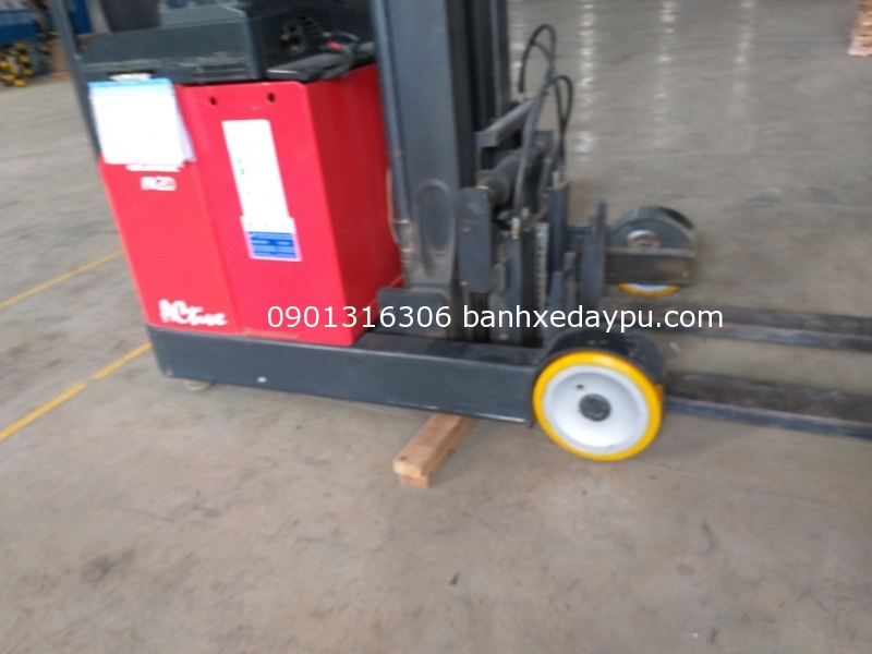 Thay Bánh lái Linde R20 285 x100 Thay Bánh lái Linde R20 285 x100