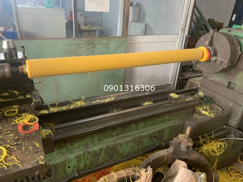 Gia công cốt thép trục pu vàng 90 shore phi 60 dài 1230mm Gia công cốt thép trục pu vàng 90 shore phi 60 dài 1230mm