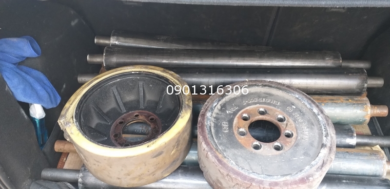 XE NÂNG LINDE Nhận bọc bánh xe linde gia rẻ 343x134x90mm XE NÂNG LINDE Nhận bọc bánh xe linde gia rẻ 343x134x90mm